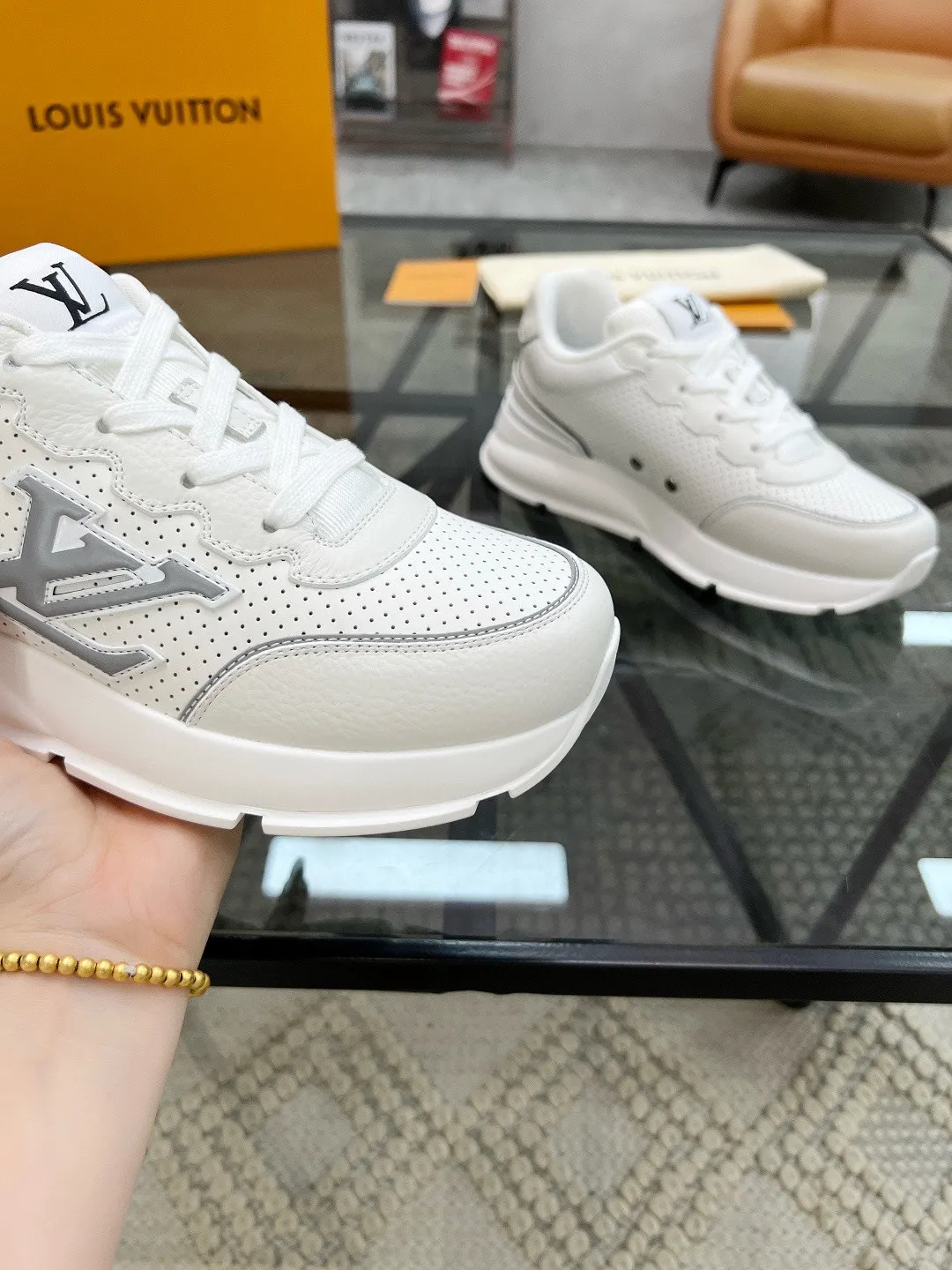 Factory price: 460💰Lv🔍Top purchasing agent🇮🇹 Road The most popular sports shoes for street men are available at the same counter. The uppers are imported cowhide fabrics from Italy, high-quality spliced colorful and complex handicrafts, imported comfortable mesh linings, soles: original soles specially provided by the original factory, T men's men's shoes 💰U foam exclusive movable molded soles are super comfortable, original factory and single goods, 🔍🔍high quality, you can enter and exit the counter at will, welcome to compare, code number 38-44, (45 customized)